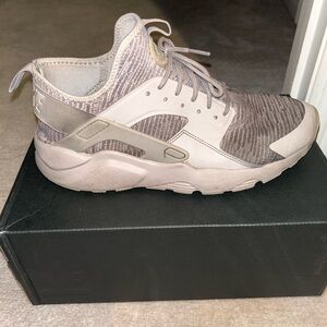 Men’s Nike Huarache size 9.5 Beige